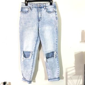 No boundaries Mom jeans distressed knee, light wash, sz 9